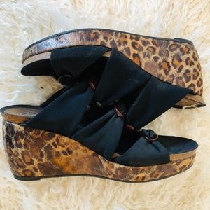 Donald J. Pliner Leopard Print Barb Wedge Sz 8